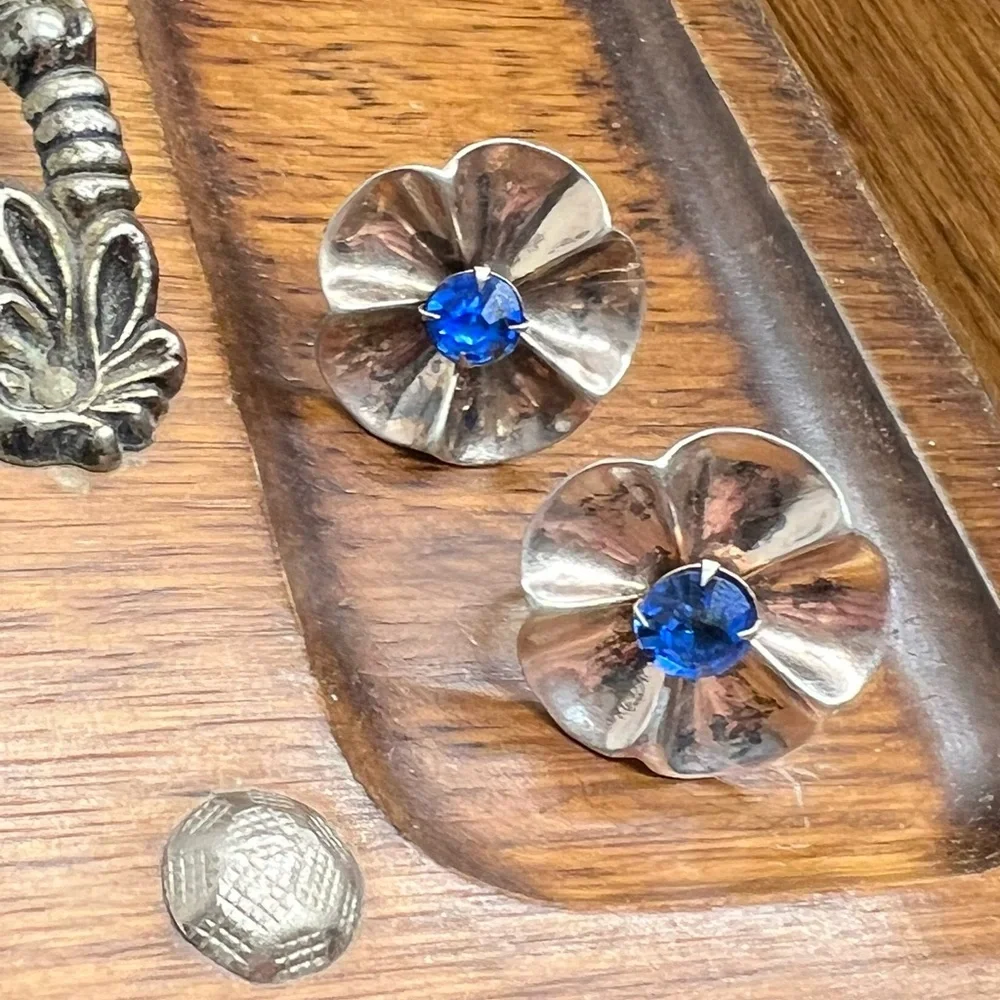 Vintage Silver Flower Shaped Earrings | Screw Back - Picture 9 of 13